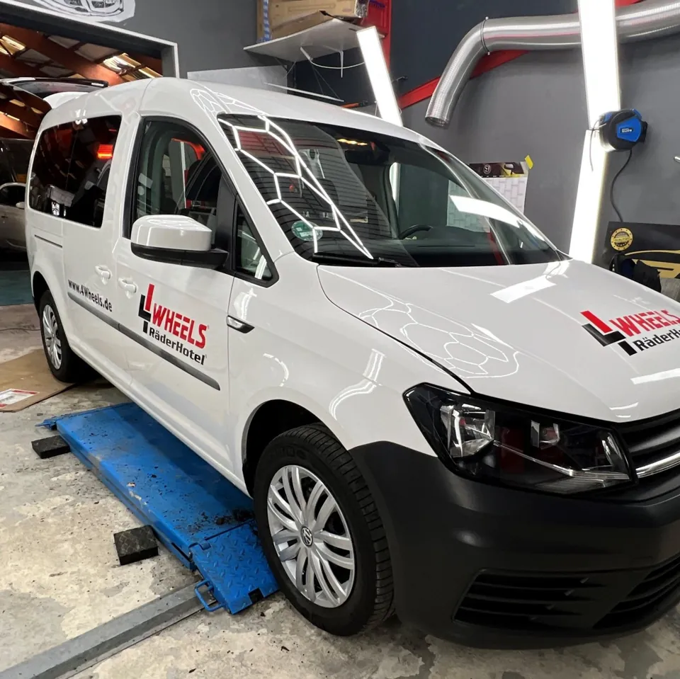 Weißer Transporter nach der Aufbereitung