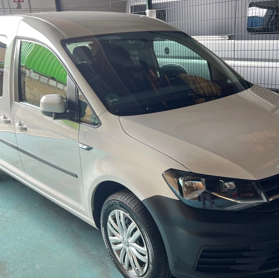 Weißer Transporter vor der Aufbereitung
