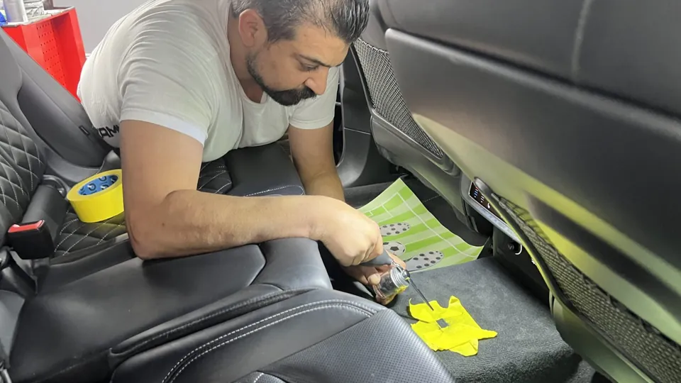 Detailarbeit an einem Fahrzeugsitz