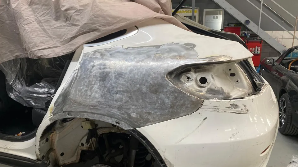 Karosseriereparatur am linken Heck eines weißen Mercedes bei AMK