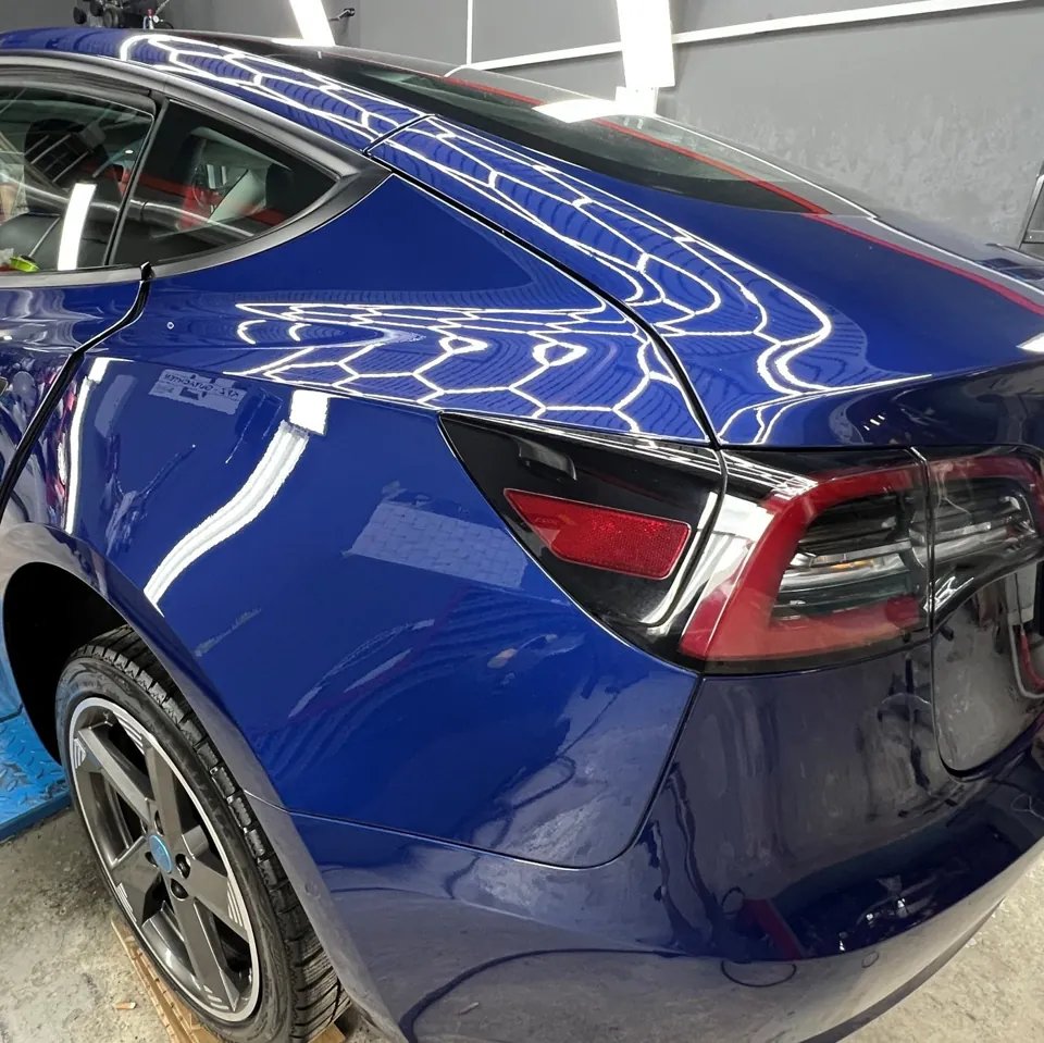 Blaues Fahrzeug nach der Aufbereitung Blaues Fahrzeug nach der Aufbereitung