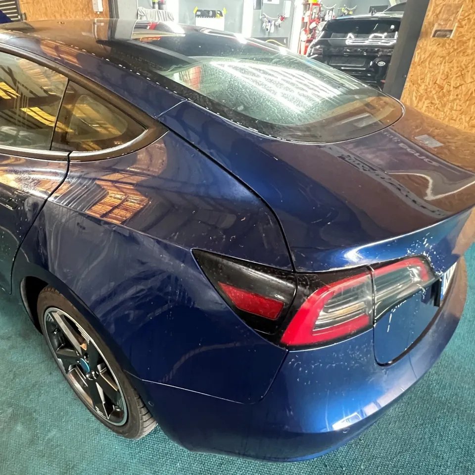 Blaues Fahrzeug vor der Aufbereitung Blaues Fahrzeug vor der Aufbereitung