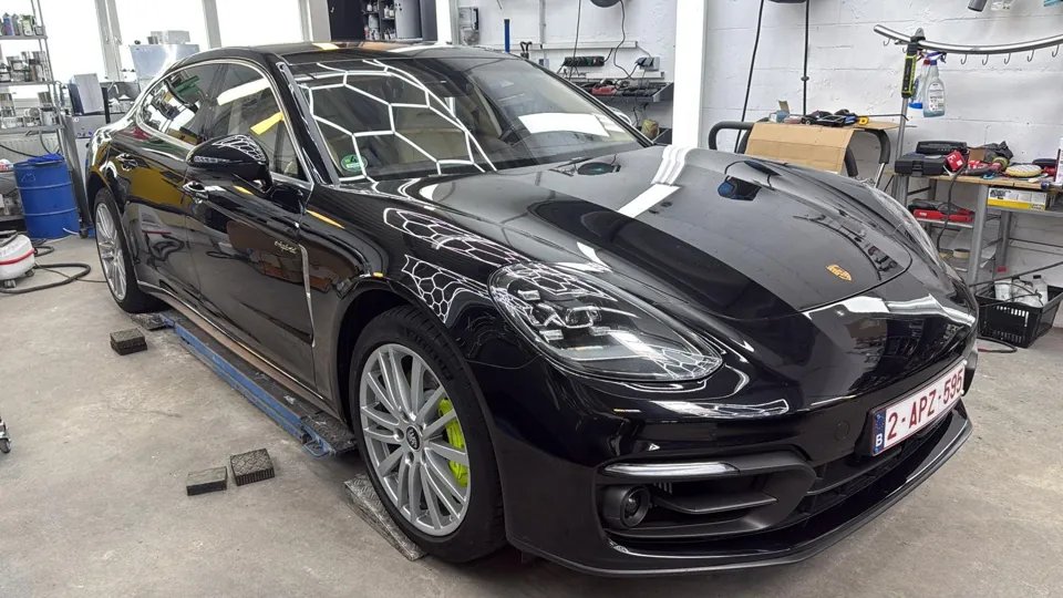 Schwarzer Sportwagen in der AMK-Werkstatt Schwarzer Sportwagen in der AMK-Werkstatt